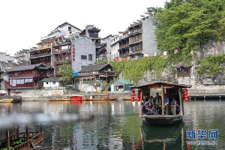 车辆滑下路基　黔西市警民协力救援